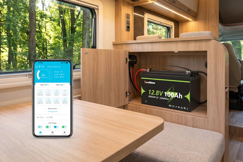 Teléfono que muestra el estado de la batería Bluetooth encima de una batería SuntNeew Group 31 en una casa rodante