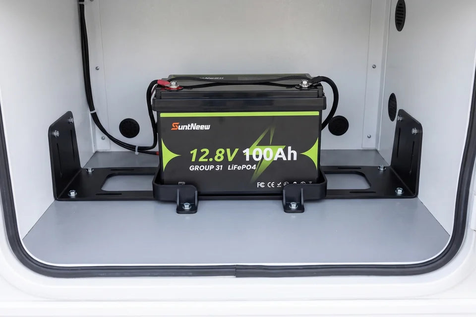 Batería SuntNeew Group 31 asegurada en un compartimento de batería auxiliar para vehículos recreativos