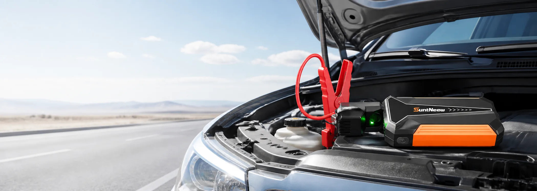 Démarreur SuntNeew connecté dans le compartiment moteur d'un véhicule