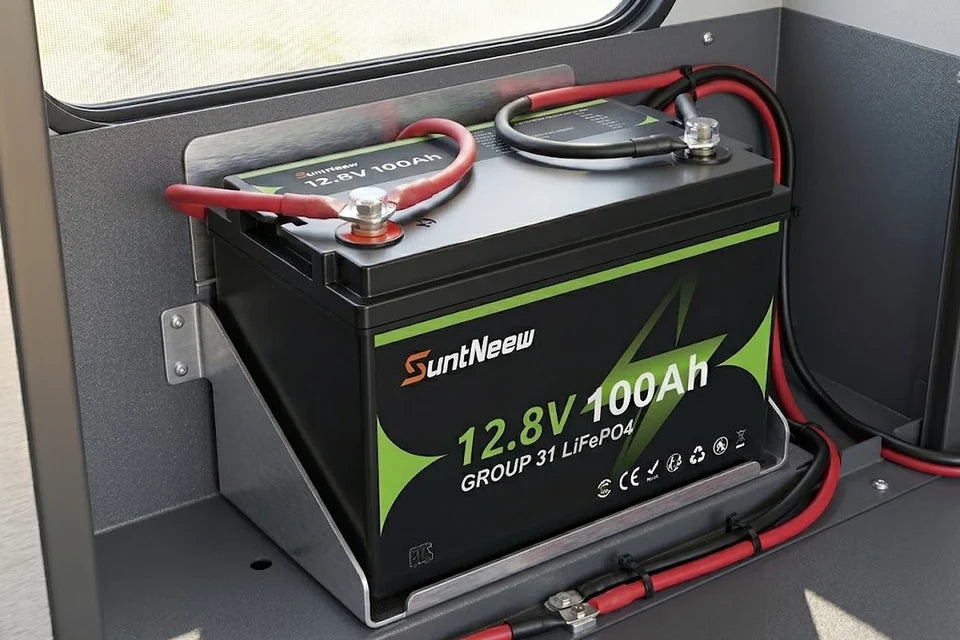 Batterie SuntNeew du groupe 31 sécurisée dans une baie de batterie auxiliaire pour camping-car